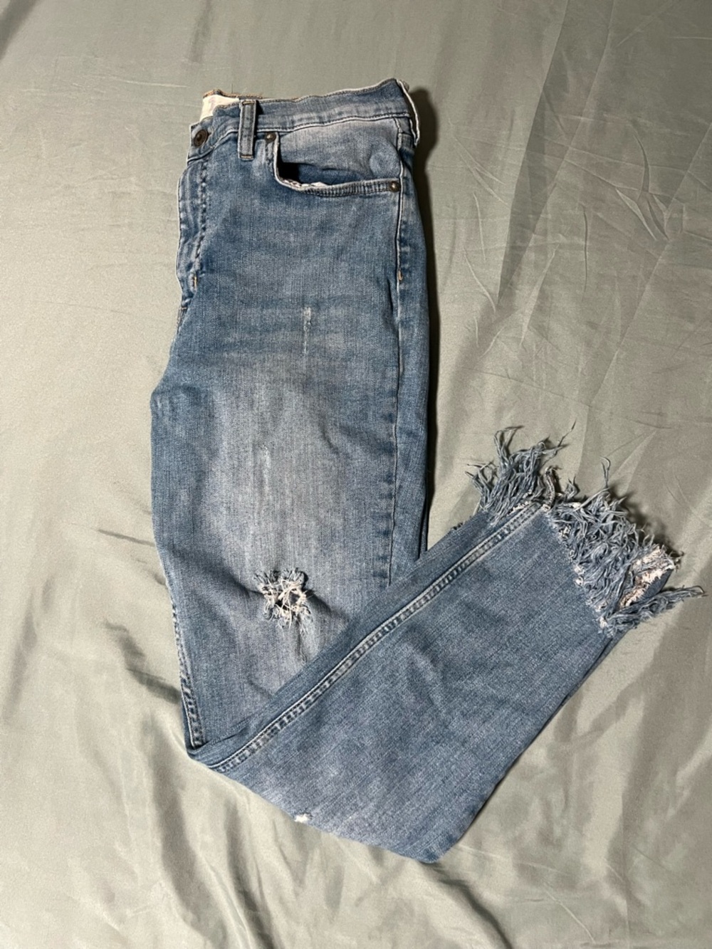 We The Free Light Blue Distressed Frayed-Hem Ankle Jeans